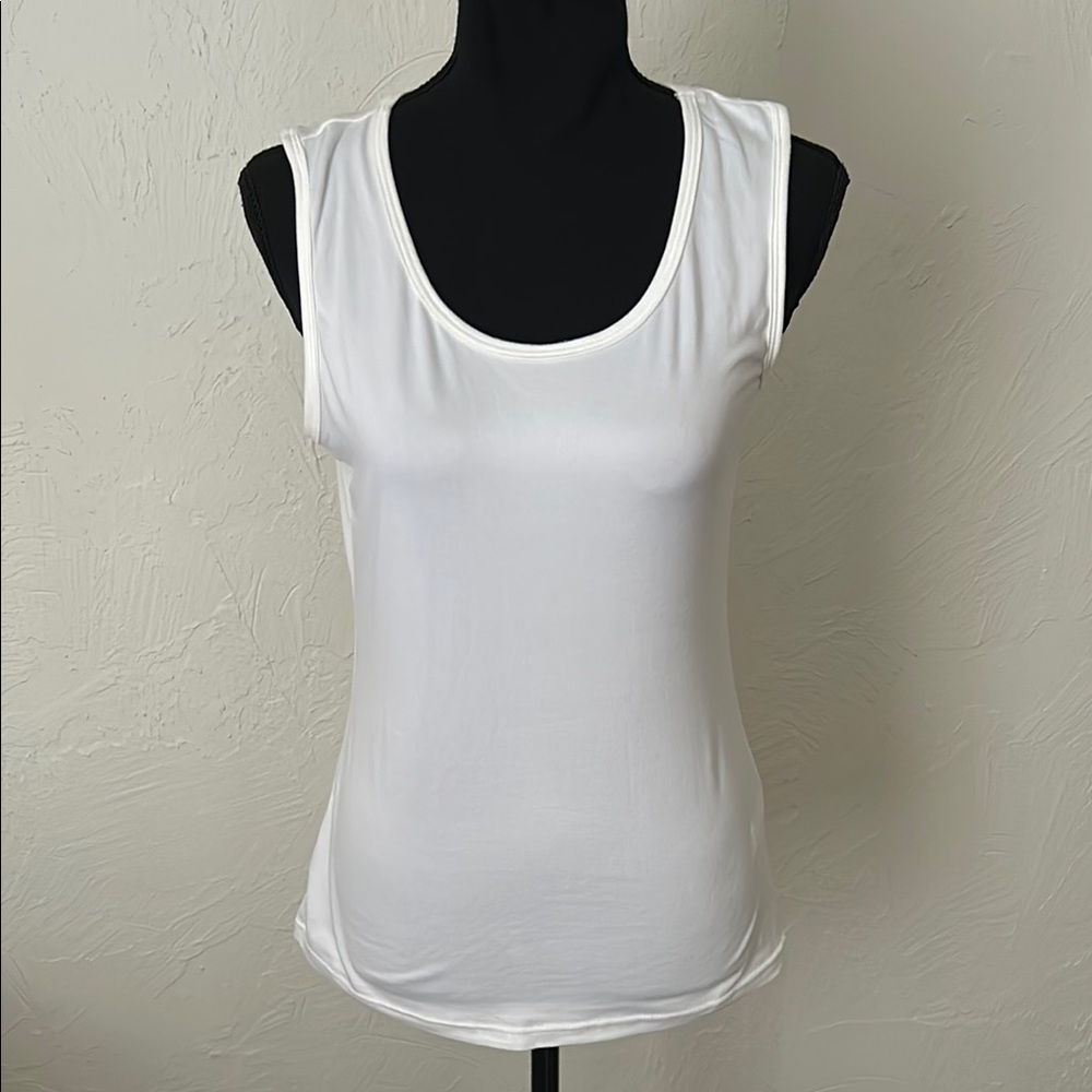 Fitted White Sleeveless Scoop Neck Tank Top